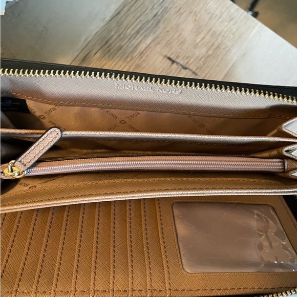 NWOT - Michael Kors Wallet/Wristlet - Picture 6 of 7